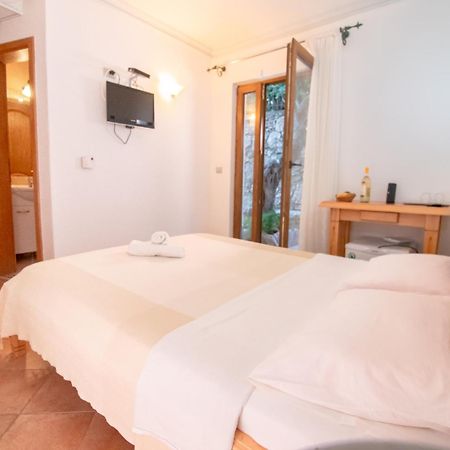 Apartments And Rooms Levantin Inn Sveti Stefan Exteriör bild